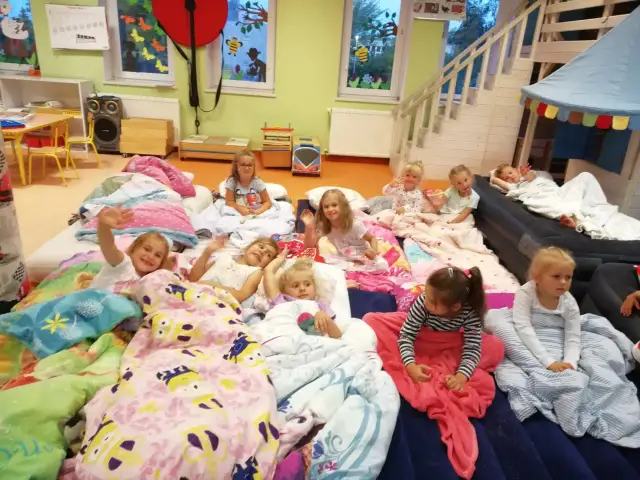 Noc w przedszkolu: Jak przygotować dziecko i rozwiać obawy?