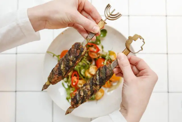 Gdzie powstał kebab? Odkryj jego fascynującą historię i pochodzenie