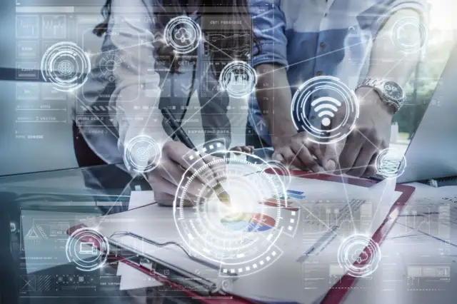 Des mains travaillent sur des graphiques, entourées d'une interface futuriste avec des icônes de connexion et des données. Le cpl bbox est au cœur de cette analyse.