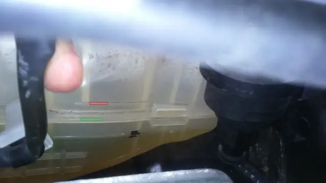 Poziom płynu chłodniczego w zbiorniczku Renault Megane. Czerwona linia oznacza max, zielona min.