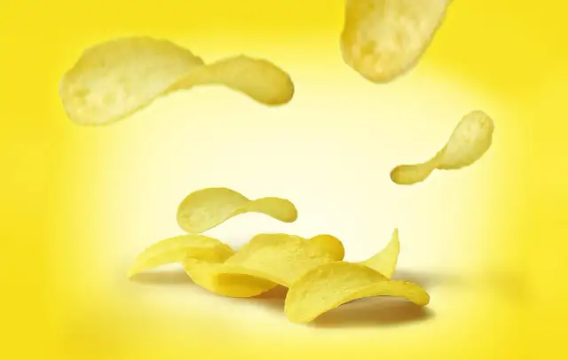 Chipsy: ile kalorii? Porównanie rodzajów i zdrowsze alternatywy