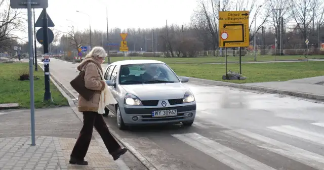 Kobieta na pasach, samochód zbliża się. Kto ma pierwszeństwo na parkingu pieszy czy samochód? Pieszy!