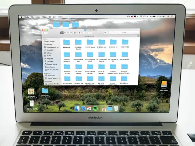 Na ekranie MacBook Air widać okno programu do segregowania zdjęć, z folderami o nazwach dat.