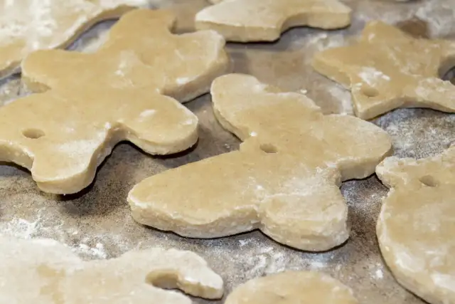 Wycięte z masy solnej, przygotowanej w Thermomixie, figurki zwierzątek i gwiazdek czekają na pieczenie.