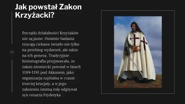 Rycerz w białym płaszczu z krzyżem i mieczem.