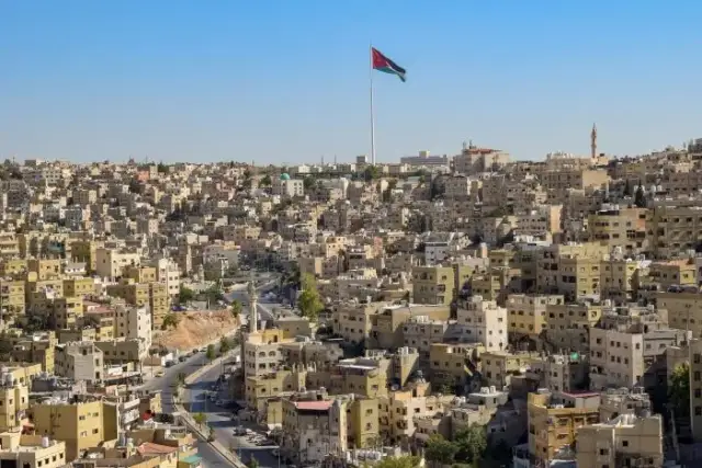 Ile trwa lot do Jordanii? Sprawdź różnice między trasami bezpośrednimi a z przesiadkami