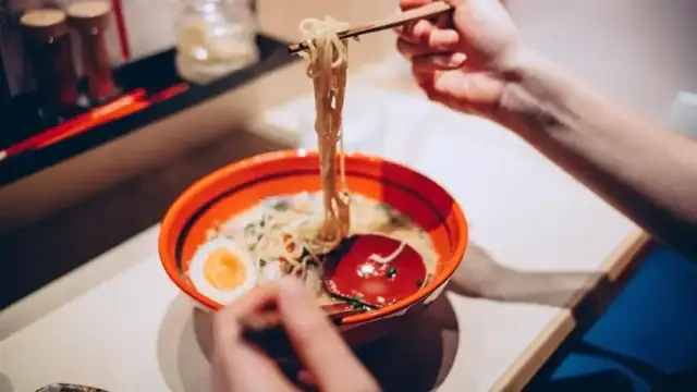 Czy można jeść ramen w ciąży? Bezpieczne składniki i porady