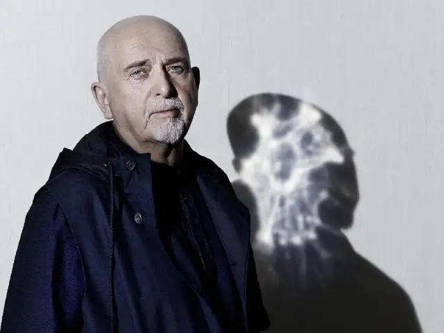 Peter Gabriel z charakterystycznym cieniem na ścianie, zapowiadający nową płytę.