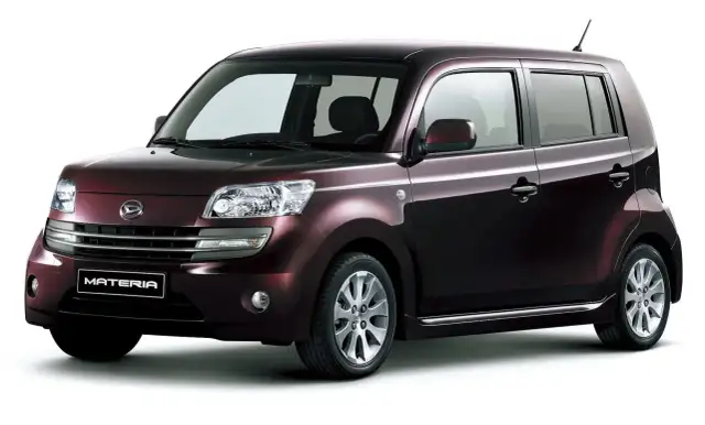 Elegancki, bordowy Daihatsu Materia z chromowanymi listwami i felgami, prezentujący swoją unikalną sylwetkę.
