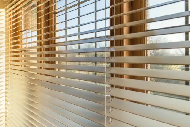 Jak naprawić roletę? Poradnik DIY: 5 usterek, które usuniesz sam!