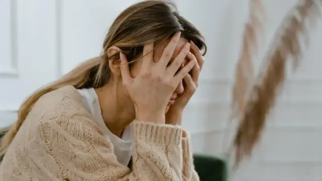 Czy nerwica natręctw to choroba psychiczna? Poznaj jej skutki i objawy