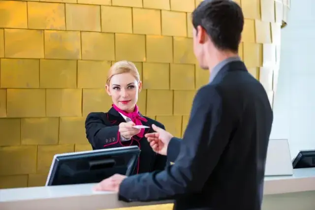 Ile godzin pracuje recepcjonistka w hotelu? Zaskakujące fakty o zmianach