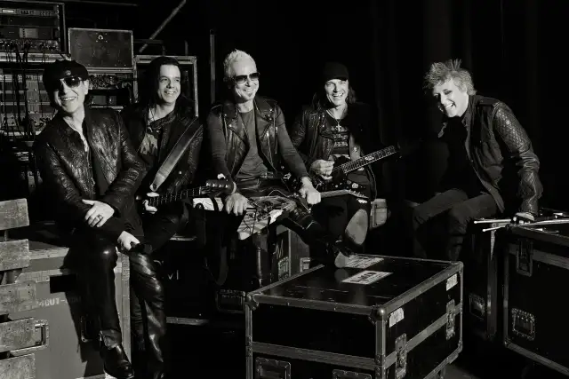 Zespół Scorpions, mistrzowie rockowych ballad i piosenek o miłości, w czerni i bieli, gotowi na koncert.