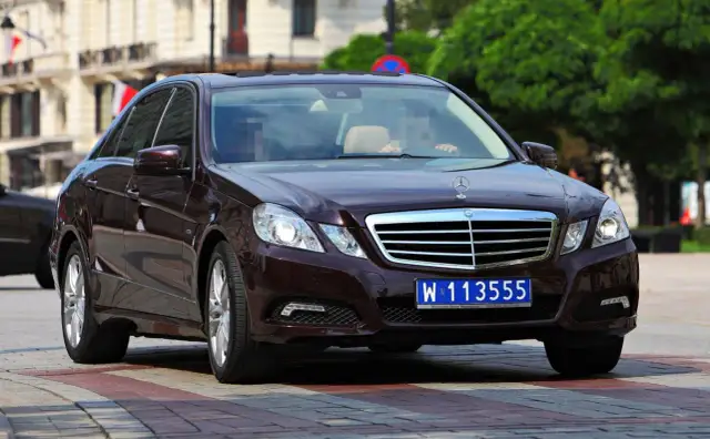 Tablice dyplomatyczne - Co oznaczają i jak kupić auto po dyplomacie?