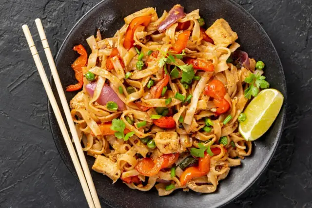Pad Thai: Co to za danie? Poznaj smak, historię i składniki