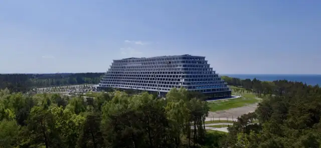 Nowy hotel Gołębiewski w Pobierowie, otoczony lasem i morzem, szuka pracowników.