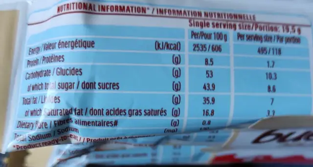 Tabela wartości odżywczych dla batonika Kinder Bueno. Jedna porcja (19,5 g) zawiera 118 kcal.