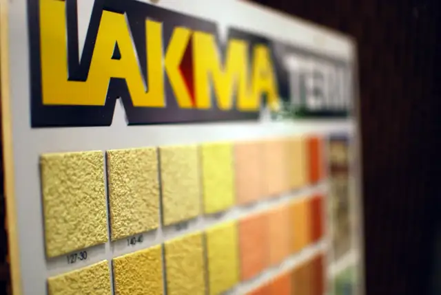 Próbki tynków zewnętrznych LAKMA z Wadowic. Różne faktury i kolory, od żółci po pomarańcz.