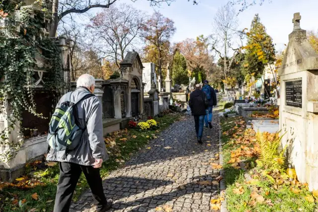 Ile kosztuje miejsce na cmentarzu Batowice w Krakowie? Sprawdź ceny i opcje