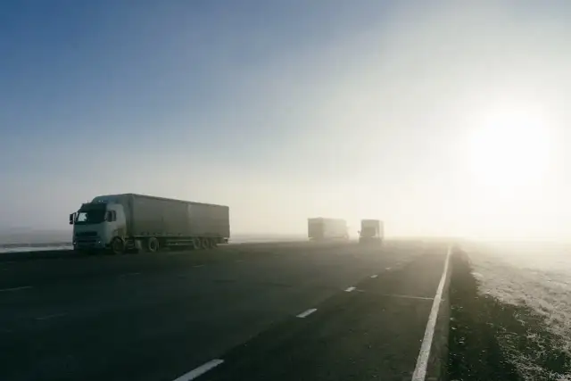 Ile płaci spedycja za km TIR? Stawki, koszty i Twój zysk!