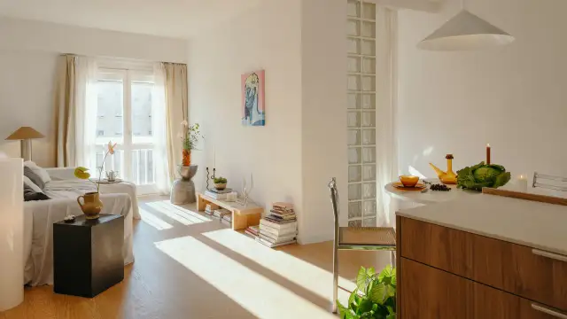 Ideas para como separar cocina y salón sin pared: una pared de bloques de vidrio y una isla de cocina crean una división sutil y luminosa.