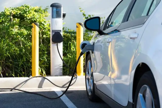 Ile kosztuje elektryk samochodowy? Ceny usług, które musisz znać