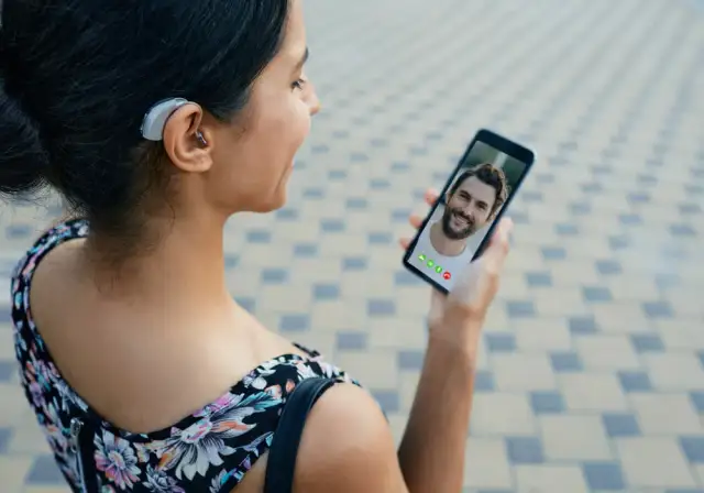 Telefony dla niesłyszących – najlepsze modele, które ułatwiają komunikację