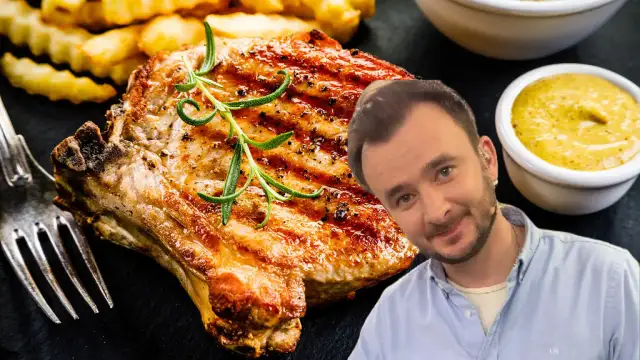 Pyszny schab z kością, grillowany z rozmarynem, podany z frytkami i musztardą. Uśmiechnięty mężczyzna w tle.