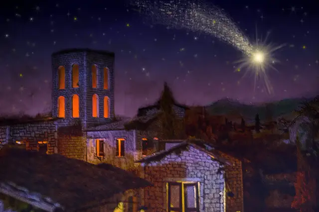 Nocna panorama miasteczka, gdzie powstała kolęda "Cicha noc". Gwiazdy i kometa na granatowym niebie.