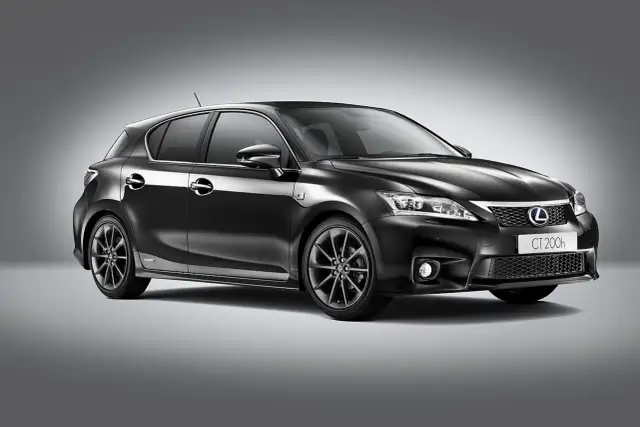 Elegancki, czarny Lexus CT200h z przyciemnianymi felgami, prezentowany na szarym tle.