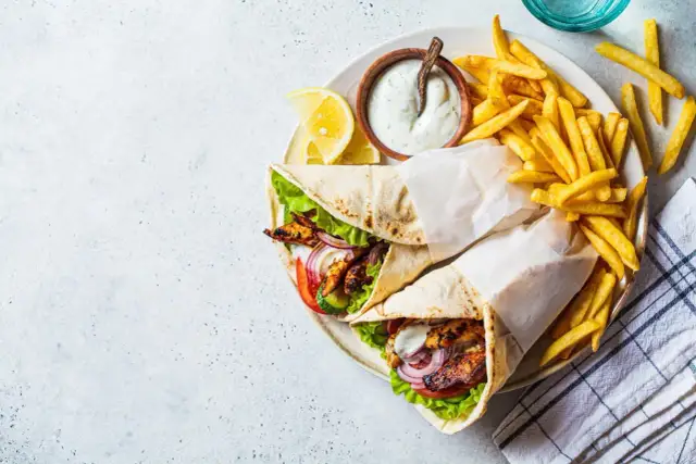 Gdzie zjeść najlepszą zapiekankę w Stalowej Woli? Sprawdź menu i ceny