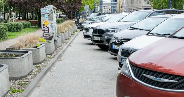Ile miejsca na chodniku? Kluczowe przepisy, które musisz znać