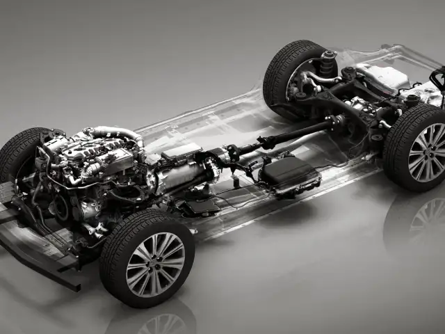 Szkielet samochodu z silnikiem i elementami układu napędowego. Widoczny jest system mild hybrid, podkreślający nowoczesną technologię.