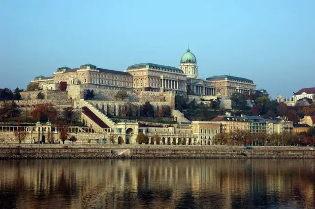 Budynek Zamku Królewskiego w Budapeszcie, jeden z najpiękniejszych miejsc na Węgrzech, odbija się w spokojnej wodzie Dunaju.