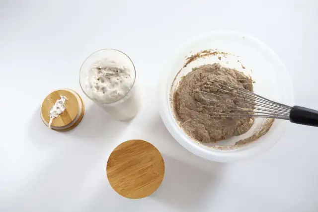 Masa madre burbujeante y masa para pan en un bol con varillas. Preparando pan masa madre.