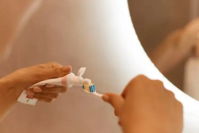 Dentifrice en cabine : 100 ml, solide ? Le guide pour voyager zen