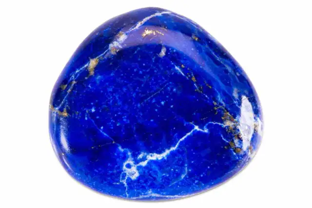 Ein polierter Lapis-Lazuli-Stein, dessen tiefe blaue Farbe und goldene Pyrit-Einschlüsse seine mystische lapislazuli bedeutung widerspiegeln.