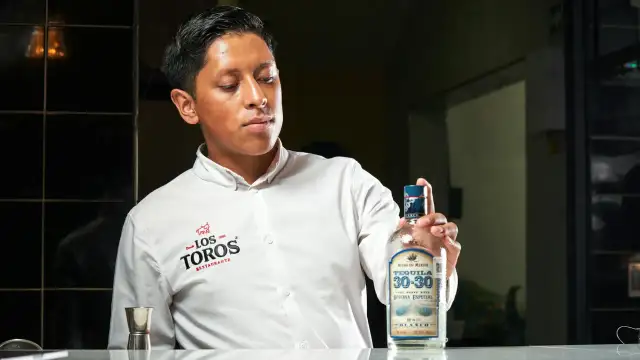 Barman z Los Toros prezentuje butelkę tequili 30-30 Reserva Especial Blanco. Sprawdź, tequila ile procent ma w sobie!