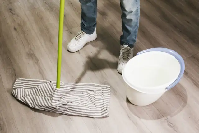 Mop: Przewodnik po rodzajach, wyborze i myciu podłóg bez smug