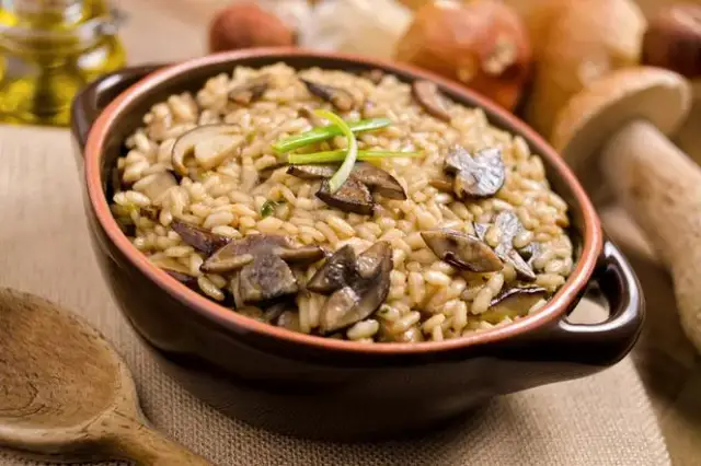 Czy ryż do sushi nadaje się do risotto? Odkryj różnice i porady