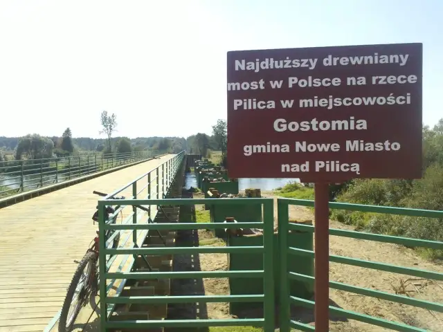 Drewniany most w Gostomii, gmina Nowe Miasto nad Pilicą, najdłuższy w Polsce na rzece Pilicy. Rower czeka na przejażdżkę.