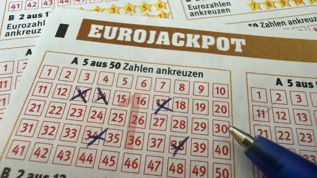 Kupon Eurojackpot z zaznaczonymi liczbami i długopisem.
