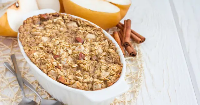 Pieczona owsianka z jabłkiem - śniadanie, które smakuje jak deser