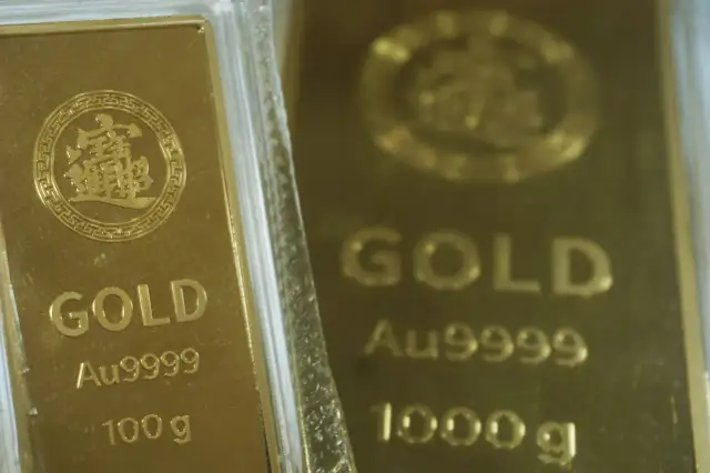 Sztabki złota, jedna 100g, druga 1000g. Zastanawiasz się, ile kosztuje kilogram złota?