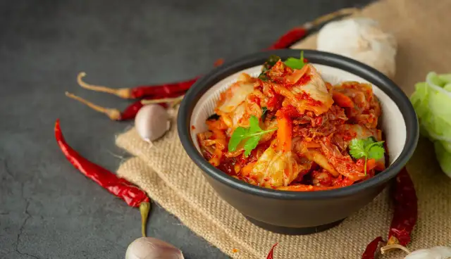 Kimchi: Z czym jeść? 15+ pomysłów na obiad i śniadanie