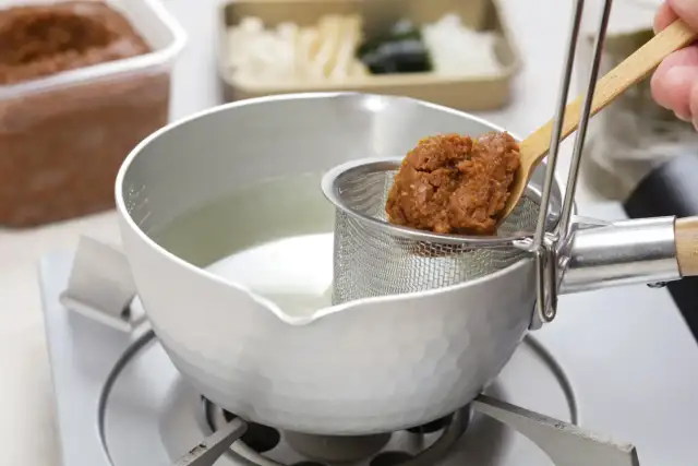 Pasta sojowa (miso): wszechstronne zastosowania i sekrety smaku