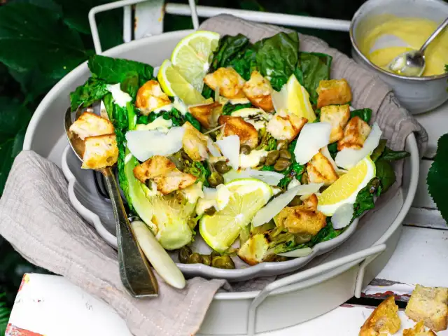Frischer Salat mit gegrillten Croutons, Kapern und Parmesan – perfekte salate zum grillen. Dazu eine cremige Sauce.