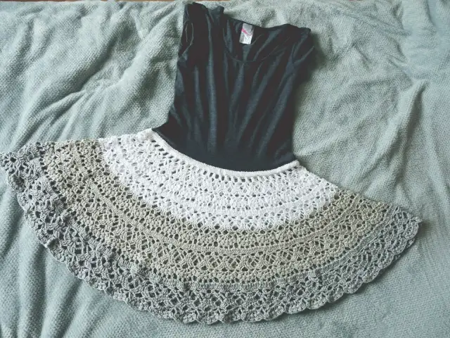 Gotowa spódniczka na szydełku, idealna do sukienki. Dowiedz się, jak zrobić spódniczkę na szydełku krok po kroku!