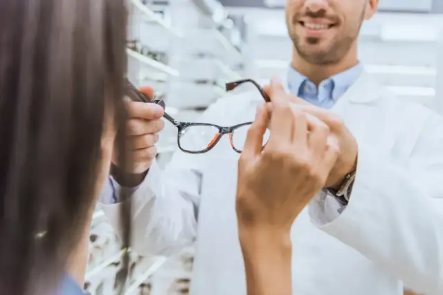Okulista prezentuje okulary, które mogą być objęte refundacją okularów przez pracodawcę.
