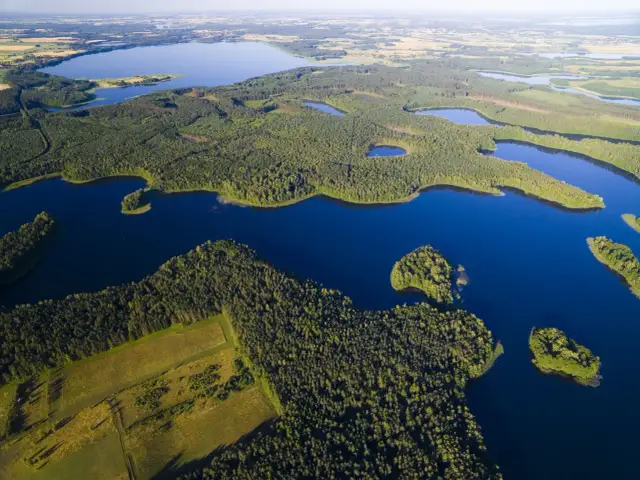 Jakie jeziora łączy szlak wielkich jezior mazurskich? Odkryj ich piękno